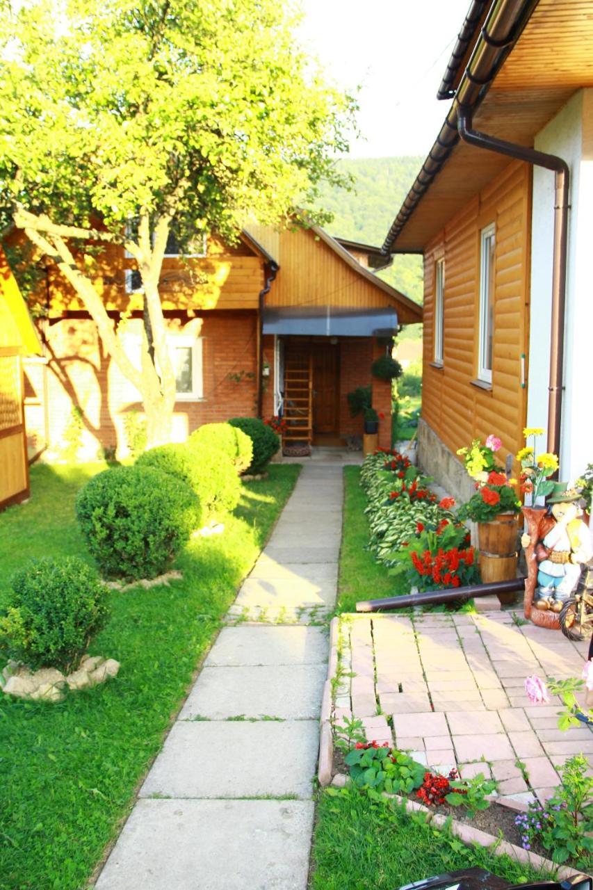 У Андрія Hotel Jaremtsje Buitenkant foto